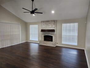 8004 Oakwood Forest Dr-Unit -184-184GB301 in Houston, TX - Building Photo - Building Photo