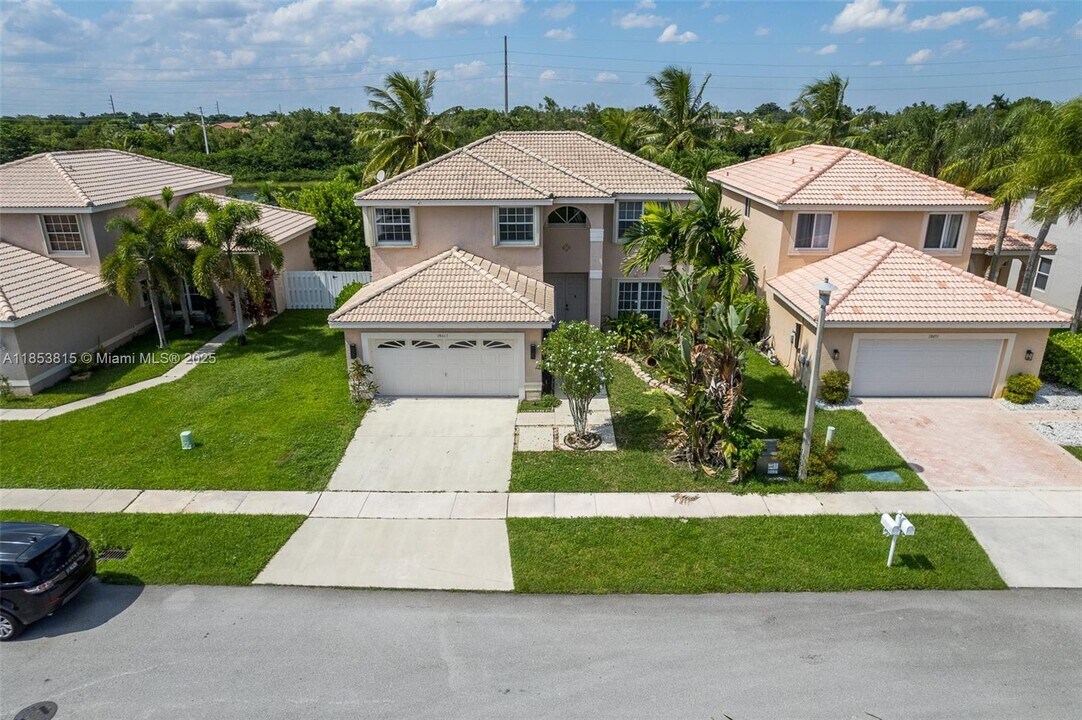 18061 SW 18th St in Miramar, FL - Foto de edificio