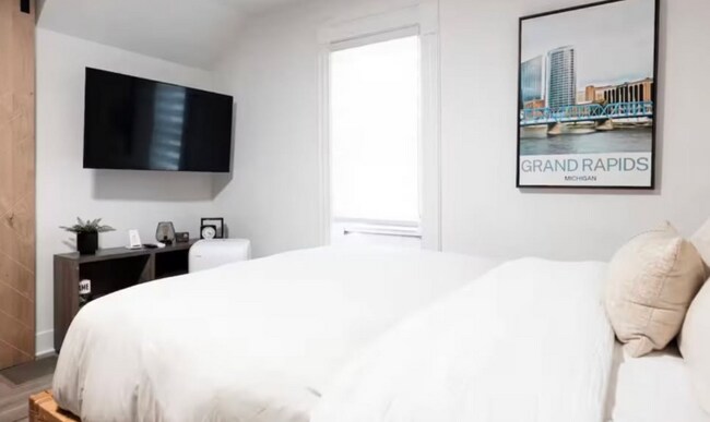 1205 Bridge St NW in Grand Rapids, MI - Foto de edificio - Building Photo