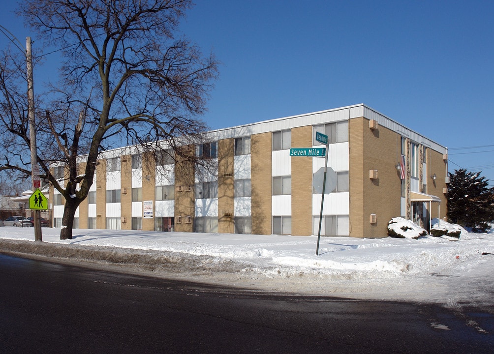 Carriage House Apartments in Detroit, MI - Building Photo