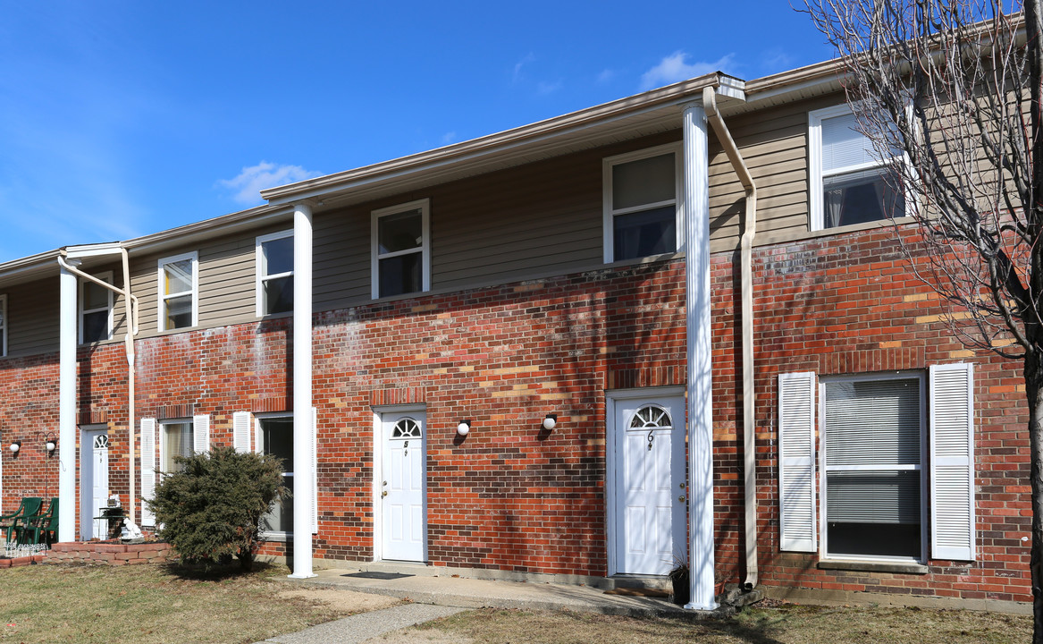 Town & Country Apartments in Erlanger, KY - Building Photo