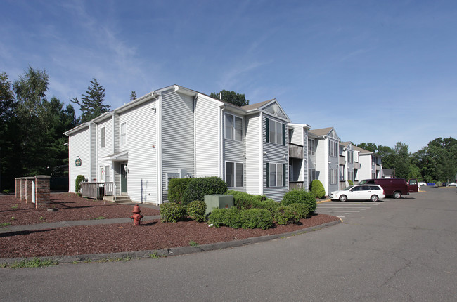 Pine Meadows Townhomes in Plantsville, CT - Foto de edificio - Building Photo