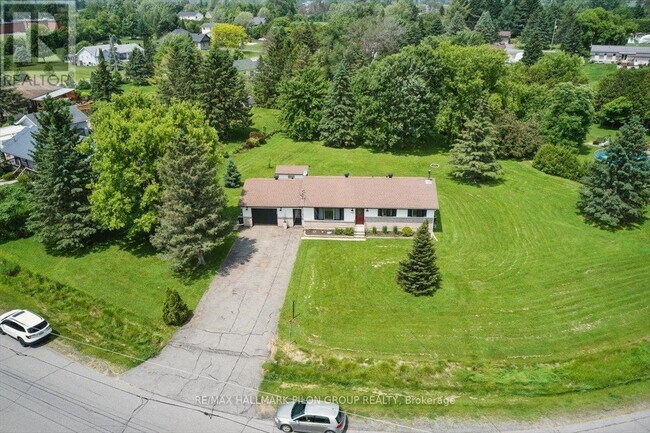 1125 Barnett Dr in Ottawa, ON - Building Photo - Building Photo