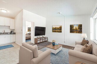 Downey Villas in Downey, CA - Foto de edificio - Building Photo