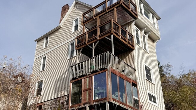 property at 1712 W 3rd St