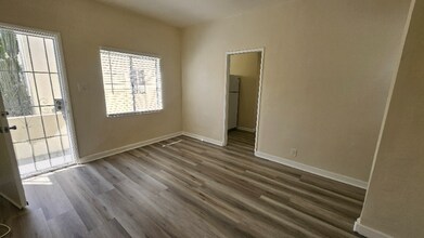 342 1/2 Douglas St in Los Angeles, CA - Building Photo - Building Photo