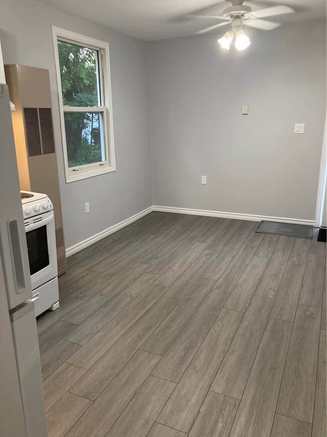 106 Byron St in Quinte West, ON - Building Photo - Building Photo