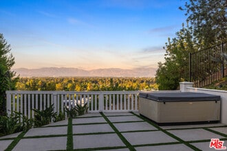 16725 Oak View Dr in Los Angeles, CA - Building Photo - Building Photo