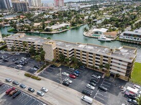 301 Golden Isles Dr in Hallandale Beach, FL - Building Photo