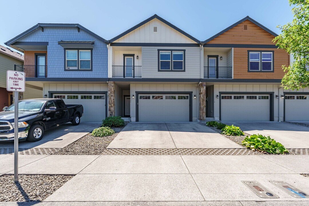 100 N 42nd Pl in Ridgefield, WA - Building Photo