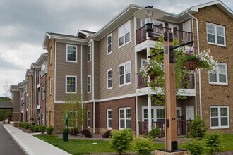 Willow Manor Senior Apartments in Nashville, IN - Foto de edificio - Building Photo