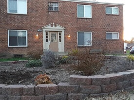 1025 Shackelford Rd in Florissant, MO - Building Photo