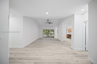 16364 Malibu Dr in Weston, FL - Building Photo - Building Photo