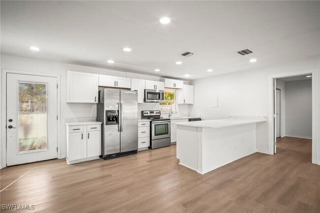 4293 Island Cir in Ft. Myers, FL - Building Photo - Building Photo