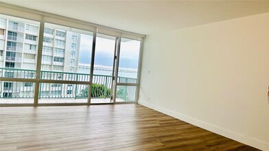 1408 Brickell Bay Dr in Miami, FL - Building Photo - Building Photo