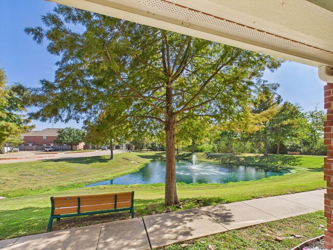 1001 Krenek Tap Rd in College Station, TX - Foto de edificio - Building Photo