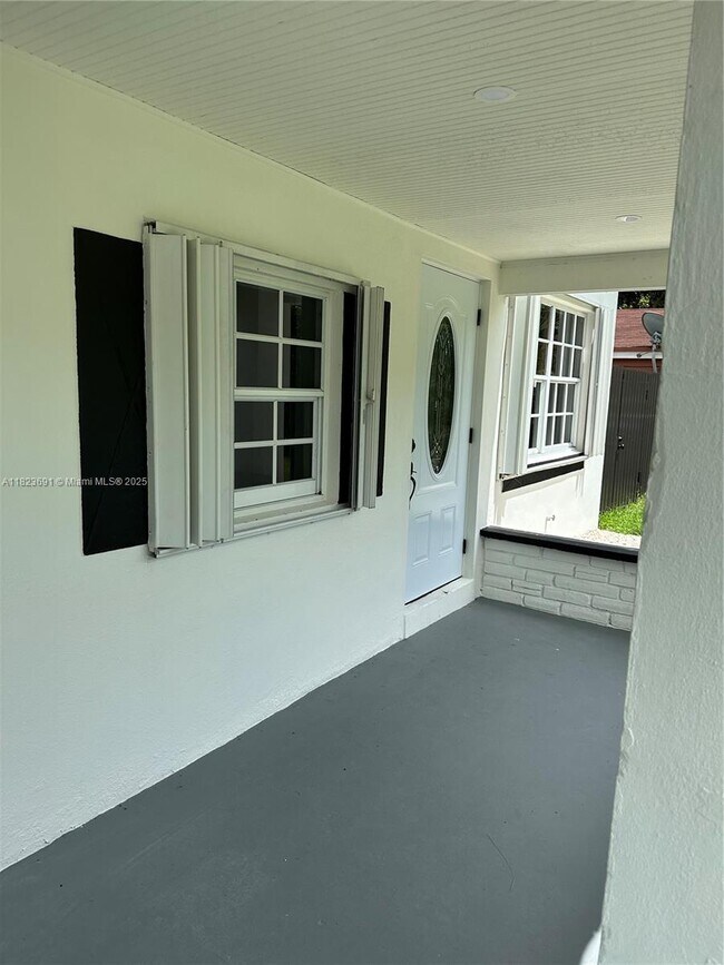 17451 NE 19th Ave in North Miami Beach, FL - Building Photo - Building Photo