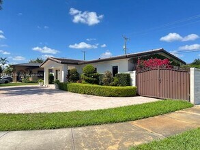 7901 NW 171st St in Hialeah, FL - Building Photo - Building Photo