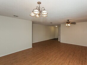 8804 Seven Oaks Ln in Denton, TX - Foto de edificio - Building Photo