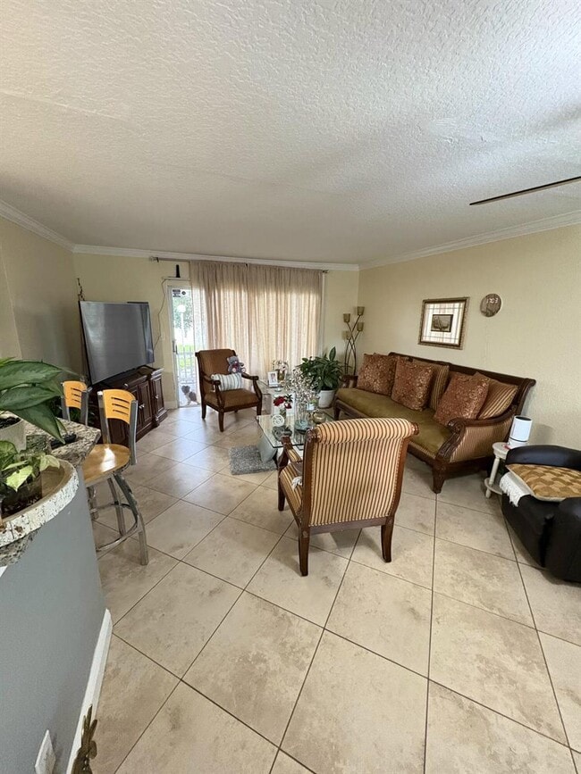 3401 NW 44th St, Unit 103 in Lauderdale Lakes, FL - Building Photo - Building Photo