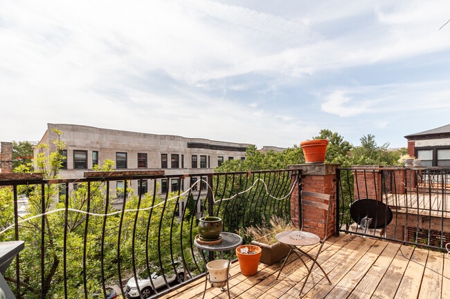 910 W Belle Plaine Ave, Unit 2