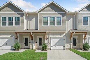 800 N Thompson St in Conroe, TX - Building Photo