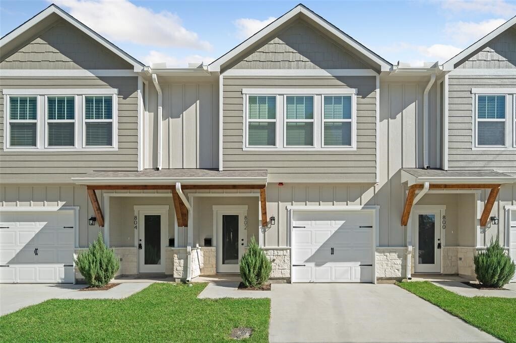 800 N Thompson St in Conroe, TX - Building Photo