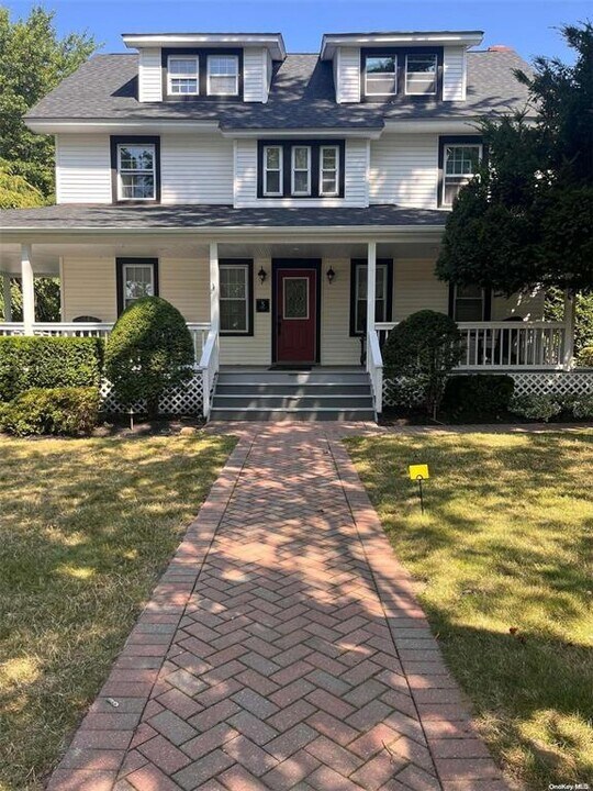 5 Maplewood Rd in Huntington Station, NY - Building Photo