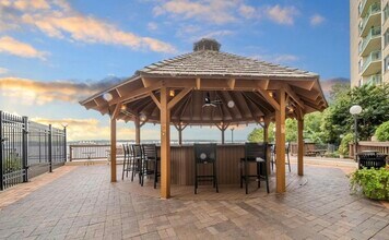 501 Slaters Ln, Unit 508 in Alexandria, VA - Foto de edificio - Building Photo