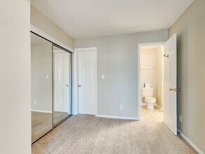 8155 Cedar Glen Dr in Charlotte, NC - Foto de edificio - Building Photo