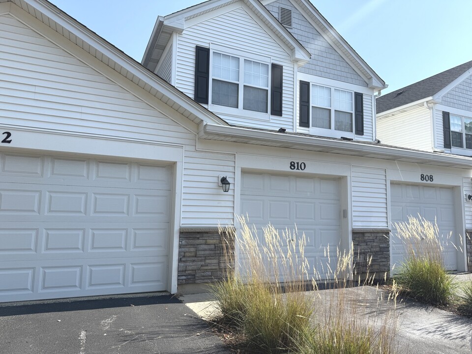 810 Woodewind Dr in Naperville, IL - Building Photo