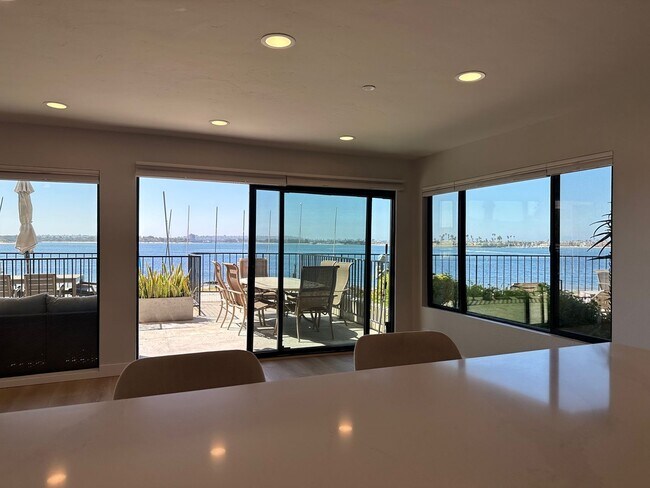 1235 Parker Pl in San Diego, CA - Building Photo - Building Photo