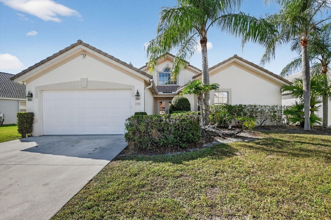 2725 Pointe Cir in Greenacres, FL - Building Photo
