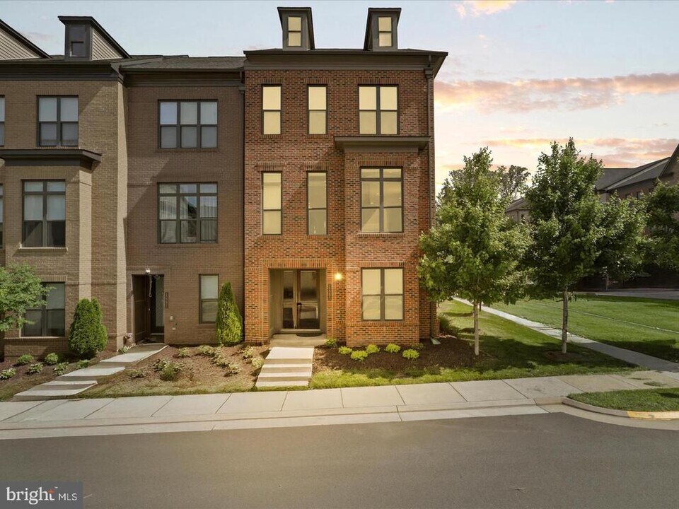 12293 Sessile Commons in Fairfax, VA - Building Photo