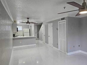 8027 NW 8th St in Miami, FL - Building Photo - Building Photo