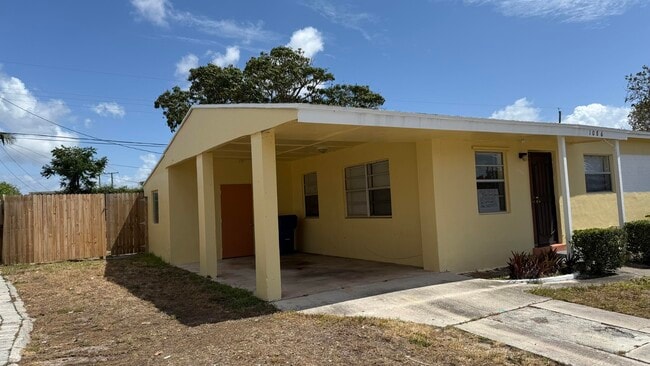 1086 W 27th St in West Palm Beach, FL - Building Photo - Building Photo