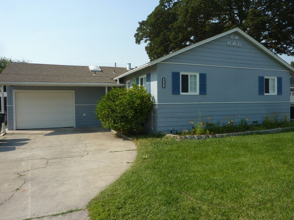 5757 San Ardo Way in North Highlands, CA - Building Photo