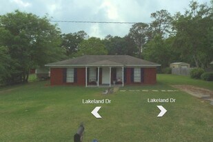 11122 Lakeland Dr in Grand Bay, AL - Building Photo