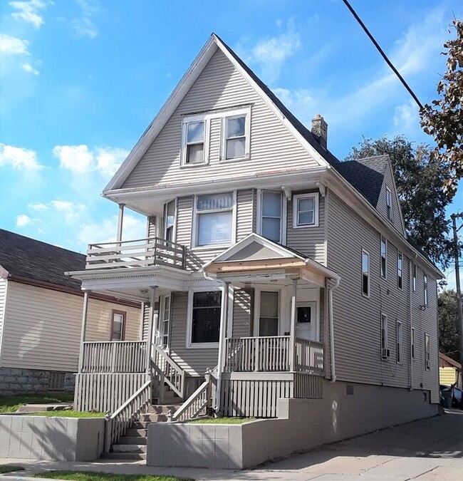 property at 825 S 11th St