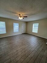 204 Johnson Ct in Crestview, FL - Building Photo