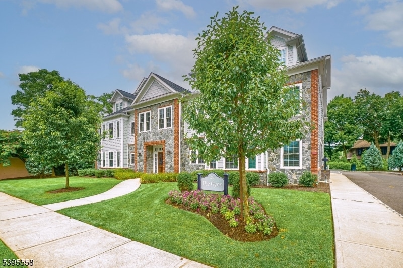 29 Euclid Ave in Summit, NJ - Building Photo