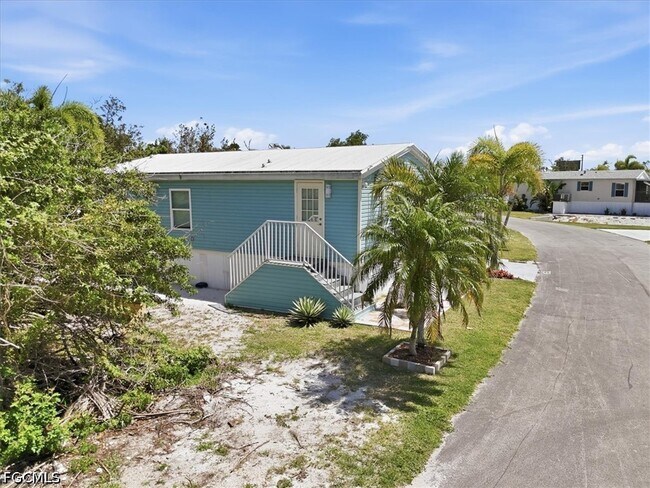 851 Arapaho Trail in Fort Myers Beach, FL - Building Photo - Building Photo