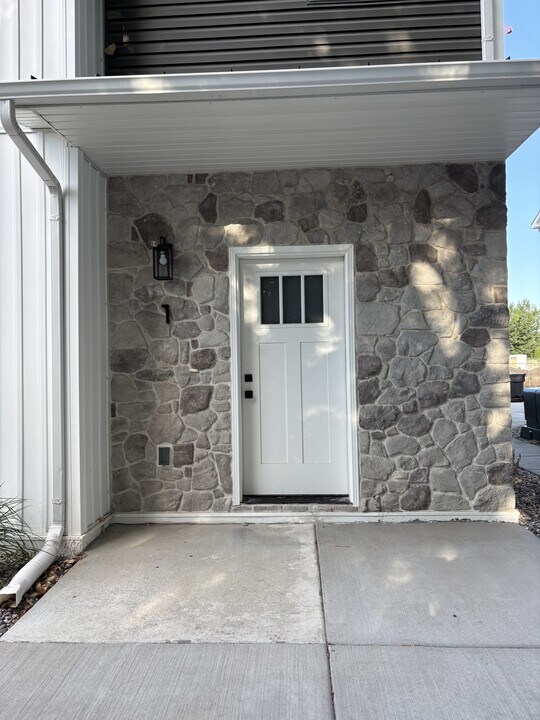 824 E Sunnyside Rd in Idaho Falls, ID - Building Photo