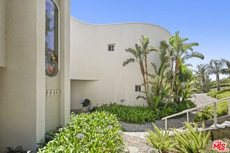 32215 Pacific Coast Hwy in Malibu, CA - Building Photo - Building Photo