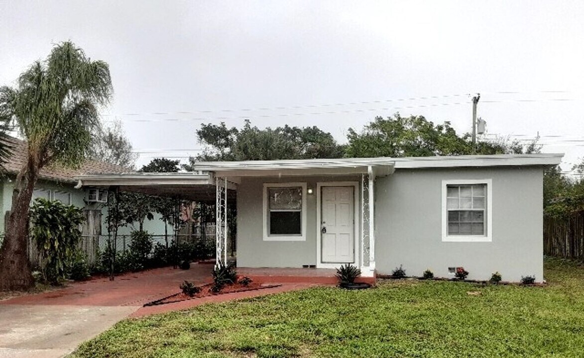 3612 Elizabeth St in Palm Springs, FL - Building Photo