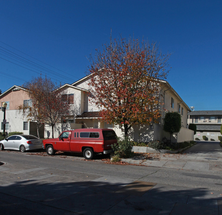 195 W Elmwood Ave in Burbank, CA - Foto de edificio