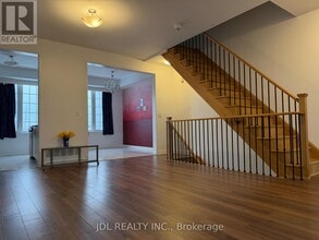 302 Clay Stones St in Newmarket, ON - Building Photo - Building Photo