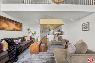 7907 Willoughby Ave in West Hollywood, CA - Foto de edificio - Building Photo