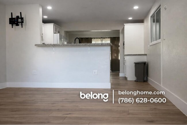 4561 SW 25th Terrace in Fort Lauderdale, FL - Foto de edificio - Building Photo