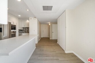 17350 Sunset Blvd in Los Angeles, CA - Building Photo - Building Photo